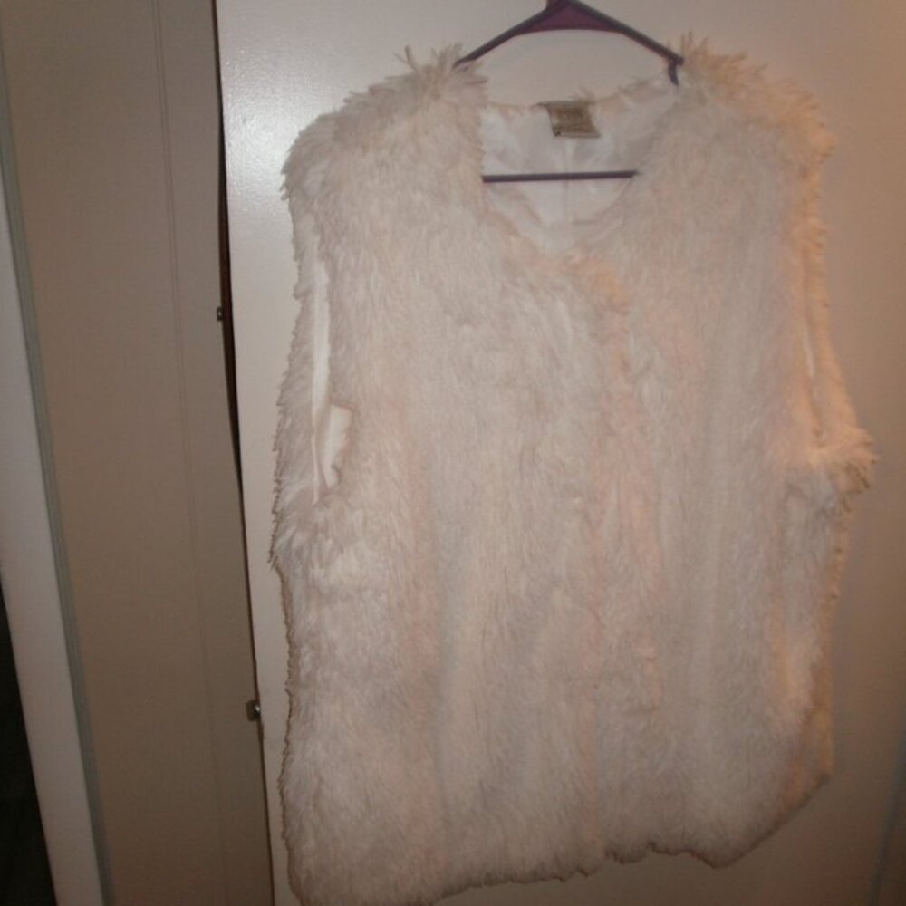 woman's white fluffy vest 3X